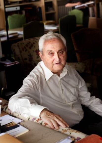 Albert Manent, sentado en su casa en 2010.