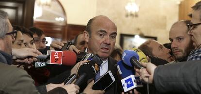 El ministro de Econom&iacute;a y Competitividad en funciones, Luis de Guindos, atiende a los medios hoy en Salamanca.