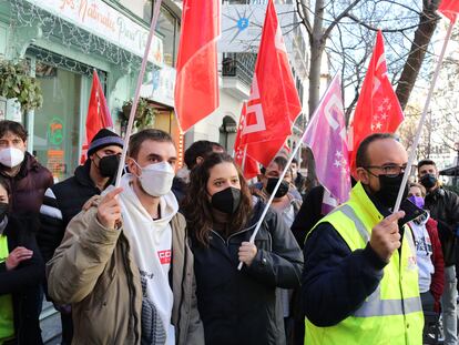 Un grupo de trabajadores se manifiesta en Madrid por la decisión de la empresa francesa Schneider Electric de deslocalizar la producción de la fábrica de Griñón. 
Cézaro De Luca / Europa Press