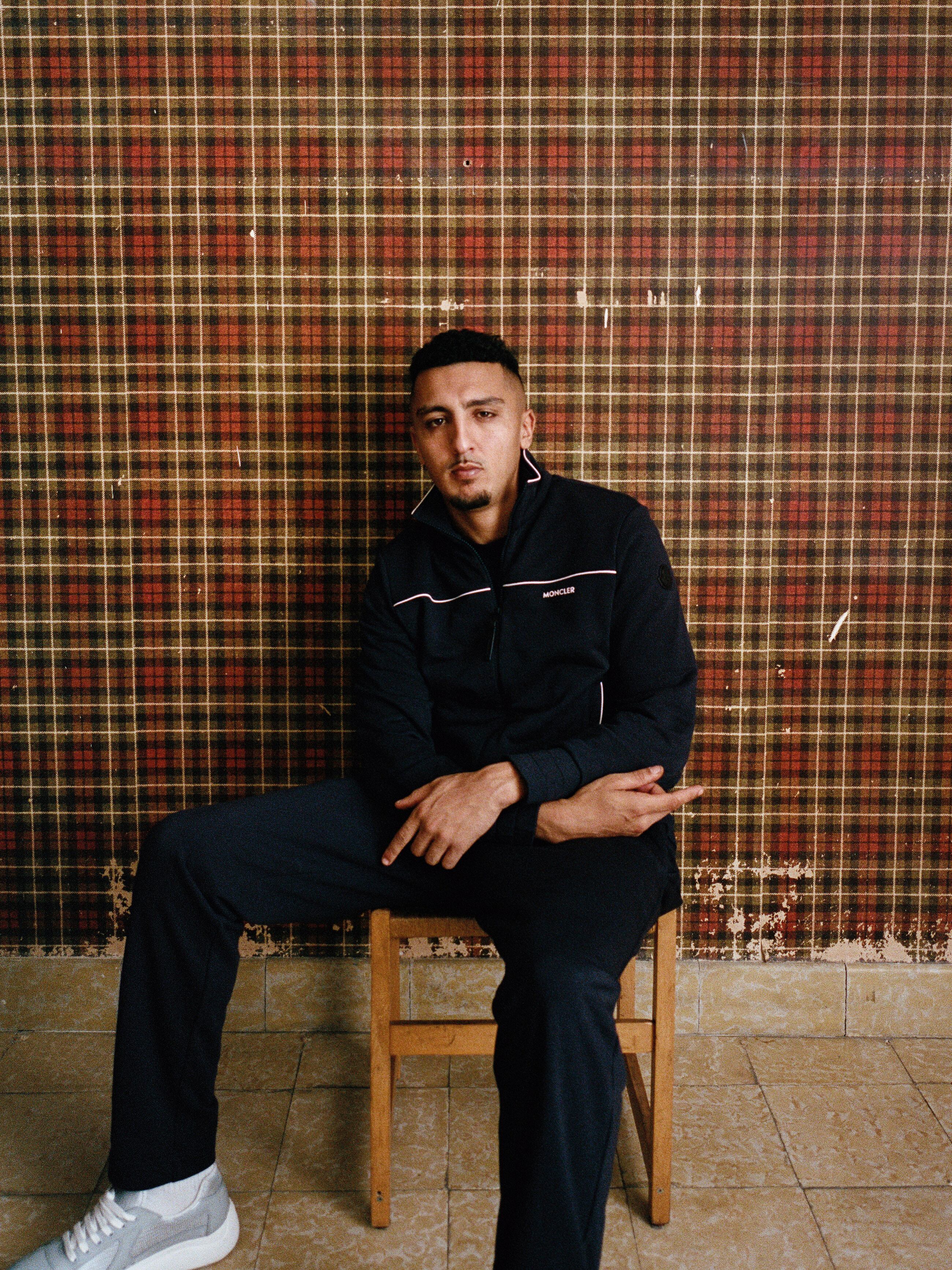 Morad, el artista de L’Hospitalet posa consu propia chaqueta, de Moncler Collection.