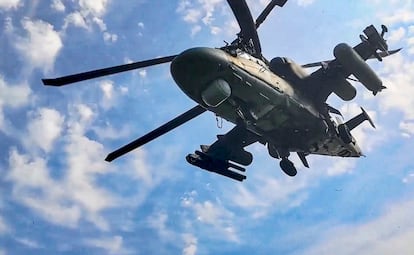 Un helicóptero de ataque Ka-52 sobrevuela Bielorrusia durante los ejercicios militares Zapad 2025 este viernes.