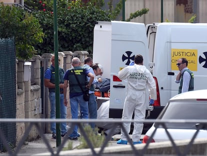 Agentes de la Guardia Civil investigan el pasado julio en Villagonzalo Pedernales (Burgos) el asesinato de una mujer a manos de su marido, que se suicidó después.