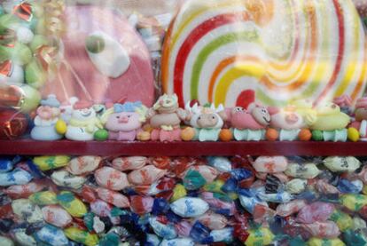 Escaparate de la tienda Caramelos Paco, con chucherías, golosinas y gominolas, en la calle de Toledo, 55, de Madrid