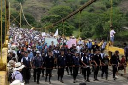 Cientos de campesinos participan en una manifestación en el municipio de Bolombolo, departamento de Antioquia (Colombia), cuando los caficultores colombianos bloquearon al menos tres carreteras del país en la primera jornada de protestas por la crisis del sector.