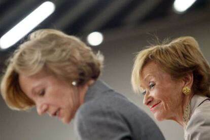 Elena Salgado y María Teresa Fernández de la Vega, durante la rueda de prensa posterior al Consejo de Ministros.