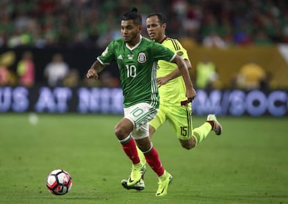El Tecatito Corona controla el balón contra Venezuela