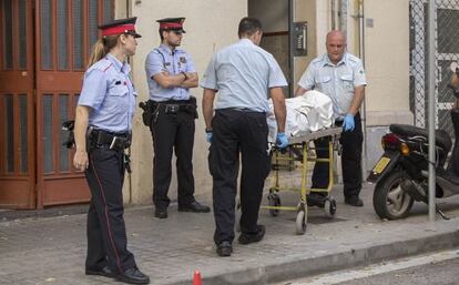 Retirada del cadáver de una mujer asesinada por su compañero en L'Hospitalet en octubre de 2014.
