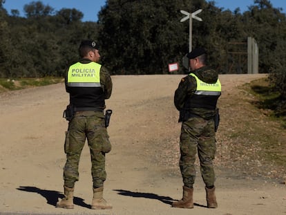 Dos militares acordonaban este jueves el lugar donde se buscaba a los desaparecidos, en Cerro Muriano (Córdoba).