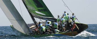 El barco español, durante la regata