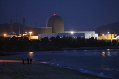 Vista de la central nuclear Vandellós 2 desde la playa de La Almadrava.