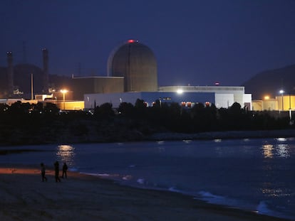 Vista de la central nuclear Vandellós 2 desde la playa de La Almadrava.