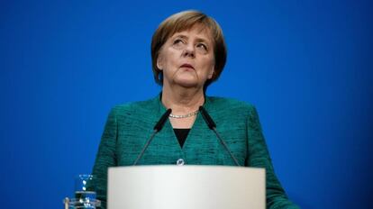 La canciller alemana, Angela Merkel, durante una rueda de prensa tras la ronda de negociaciones celebrada en la sede de la CDU, en Berl&iacute;n, Alemania, el 7 de febrero de 2018. 