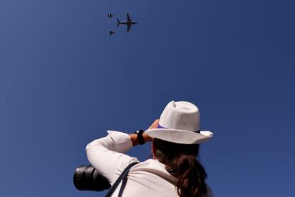 Dos cazas simulan una operación de reabastecimiento en vuelo con un avión cisterna en el desfile del pasado 12 de octubre en Madrid.