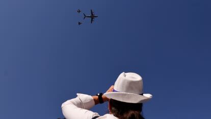 Dos cazas simulan una operación de reabastecimiento en vuelo con un avión cisterna en el desfile del pasado 12 de octubre en Madrid.