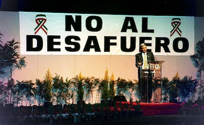 Andrés Manuel López Obrador reunido con trabajadores del Gobierno del Distrito Federal, en febrero de 2005.