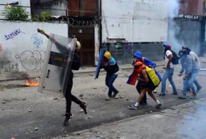 Manifestantes opositores al gobierno durante enfrentamientos con la policía.