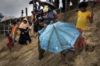 Un grupo de rohingyás baja por una zona de barro, el 25 de junio de 2018.