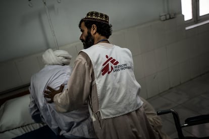 Vista de la sala de observación de la sala de emergencias del hospital Boost, en Afganistán, en 2016. El hospital estaba dirigido por MSF en colaboración con el Ministerio de Salud Pública. Era uno de los mayores centros de MSF en todo el mundo, con 300 camas, 700 empleados nacionales y 25 internacionales. <p>Tras abandonar el país por razones de extrema inseguridad de sus trabajadores, MSF regresó a Afganistán en 2009 y los equipos encontraron que las condiciones necesarias para una asistencia médica estrictamente imparcial se habían deteriorado casi hasta el punto de desaparecer.</p> <p>En la actualidad, tras la toma del poder por parte de los talibanes, la ONG sigue atendiendo a la población en algunos enclaves de aquel país.</p>