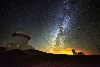 A caballo entre dos provincias, el territorio de Gúdar-Javalambre declarado este año como Destino Turístico Starlight, abarca 23 minucipios turolenses y cuatro localidades valencianas y se encuentra próximo al Observatorio Astrofísico de Javalambre, en el Pico del Buitre. En la zona presumen de un cielo raso y despejado que lo mismo se muestra propicio en invierno para secar jamones con denominación de origen que ofrece unas noches granadas de estrellas en cualquier época del año. Más allá de las perseidas que alcanzan su apogeo esta noche y mañana, la comarca ha desarrollado <a href="http://www.turismogudarjavalambre.com/" rel="nofollow" target="_blank">programas turísticos especiliados</a> para los amantes de la astronomía que incluyen hasta la posibilidad de participar en procesos científicos.