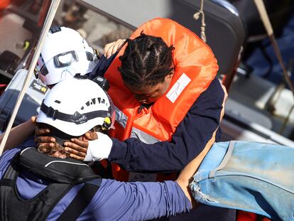 Una inmigrante es evacuada este jueves del 'Sea Watch 3' por la Guardia Costera italiana.