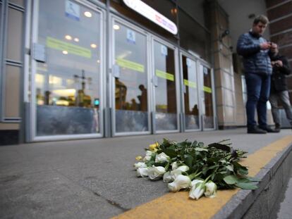 Flores depositadas frente a la estación del metro de San Petersburgo en que se produjo un atentado el pasado 2 de abril.