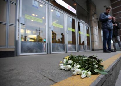 Flores depositadas frente a la estación del metro de San Petersburgo en que se produjo el atentado.