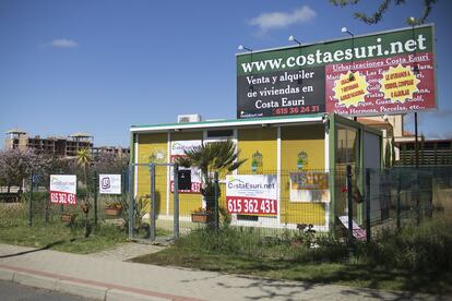 Oficina de venta de viviendas en la urbanización Costa Esuri en la localidad onubense de Ayamonte.