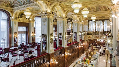 New York Café - Budapest

Para muchos, la cafetería más bonita del mundo. Un palacete de cuatro plantas en pleno barrio judío que ha sido durante siglos el centro de encuentro de artistas y literatos. Un lugar de obligada visita en la capital húngara con dulces que bien merecen una parada.