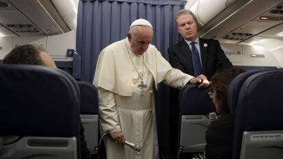 No avião papal Francisco ouve a pergunta de um jornalista norte-americano sobre as acusações de encobrimento.