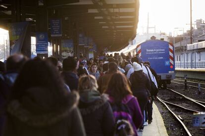 Pasajeros en la estación de trenes de Retiro, una de las más transitadas de Buenos Aires.