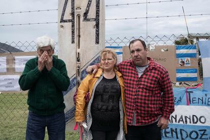 Juan Carlos Mendoza (i) y Carlos Mendoza, padre y hermano del desaparecido Ariel Fernando Mendoza esperan frente a la Base Naval de Argentina en Mar de Plata, el 20 de noviembre de 2017.