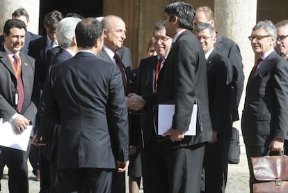 Miguel Sebastin saluda al responsable de nuevas tecnologas de EE UU, Aneesh Chopra, ayer en Granada.