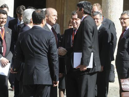 Miguel Sebastián saluda al responsable de nuevas tecnologías de EE UU, Aneesh Chopra, ayer en Granada.