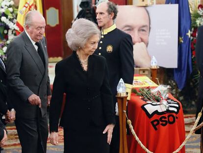 Los reyes eméritos este sábado en la capilla ardiente de Alfredo Pérez Rubalcaba.