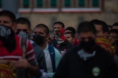 Un hombre con un pasamontañas que lleva impreso la bandera de México en el Zócalo.