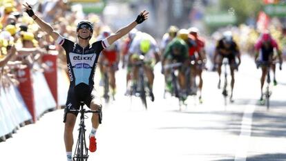 El checo Zdenek Stybar cruza en solitario la línea de meta.