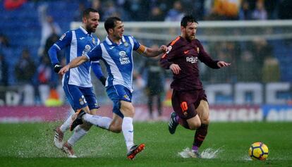 Messi, perseguido por Víctor Sánchez.