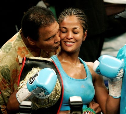 Muhammad Ali besa a su hija, la campeona de boxeo Laila Ali, en el Centro MCI en Washington en 2005.