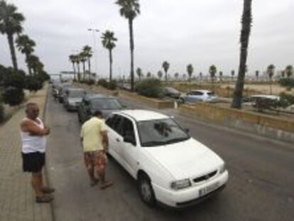 Conductores afectados por los controles aduaneros, esperan en la L&iacute;nea de la Concepci&oacute;n para cruzar a Gibraltar.