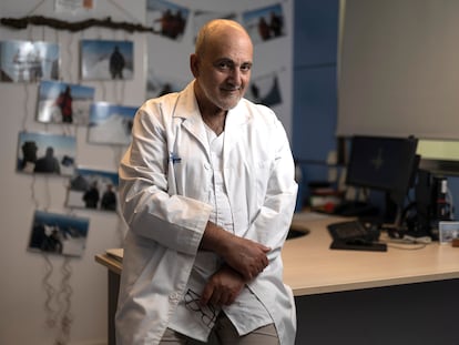 Félix Castillo, jefe de Neonatología en el Hospital Vall d'Hebron y paciente con cáncer metastásico desde hace 10 años, en su despacho del centro sanitario.