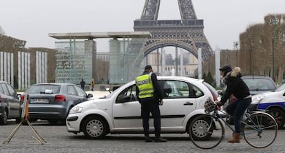 Un polic&iacute;a ejerce el control del tr&aacute;nsito de veh&iacute;culos, cuyo n&uacute;mero de matr&iacute;cula finaliza en impar, que no pod&iacute;an transitar por Par&iacute;s hoy.