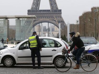 Un polic&iacute;a ejerce el control del tr&aacute;nsito de veh&iacute;culos, cuyo n&uacute;mero de matr&iacute;cula finaliza en impar, que no pod&iacute;an transitar por Par&iacute;s hoy.