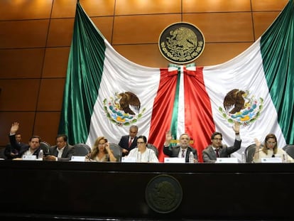 Los legisladores mexicanos discuten la Ley de Austeridad Republicana.