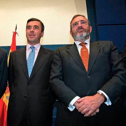Díaz de Mera (derecha), junto a Ángel Acebes, cuando tomó posesión como director general de la policía.