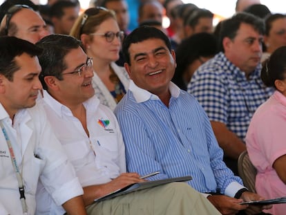 El presidente hondureño, Juan Orlando Hernández, y el empresario pakistaní Yusuf Amdani, en 2017.