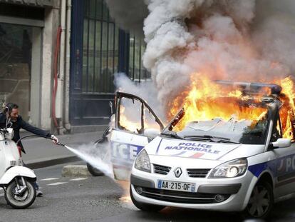 Carro da polícia em chamas por manifestantes em Paris.
