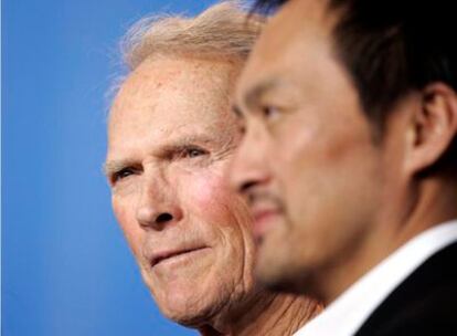 Clint Eastwood, acompañado del actor Ken Watanabe, ayer en Berlín.