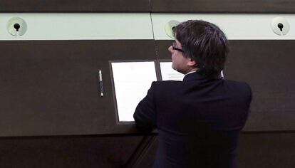 Puigdemont signa un document sobre la declaració d'independència.
