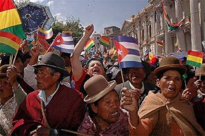 Miles de personas con banderas de Bolivia y Cuba celebran en la plaza Murillo de La Paz la nacionalización de los hidrocarburos.