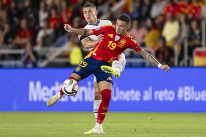 Jeremy Pino controla el baln ante Miro Muheim, defensa de Suiza.